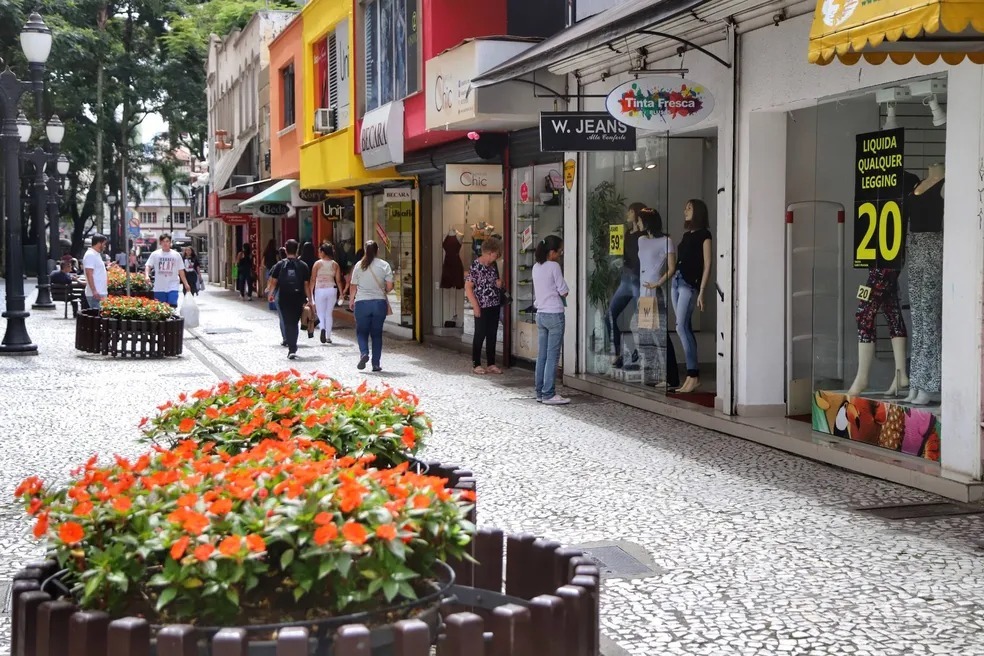 Pagamento do 13º salário deve injetar R$ 9,8 bilhões na economia das principais cidades paranaenses, aponta Dieese